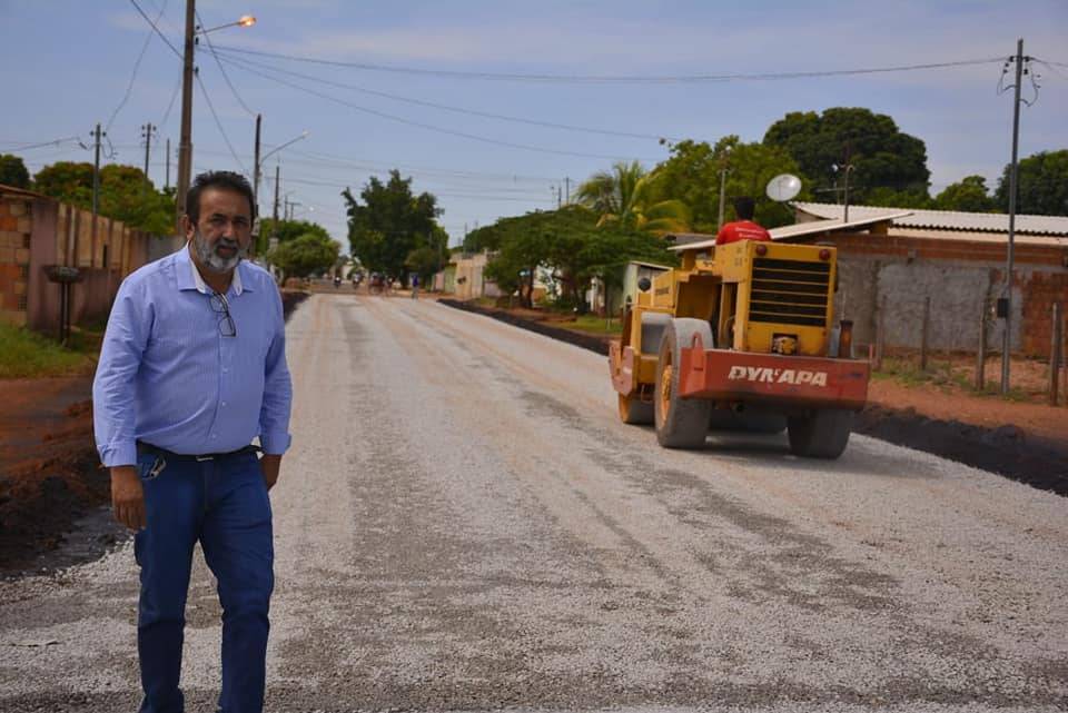 Obras de pavimentação asfáltica de ruas levam mais qualidade de vida para moradores de Poconé