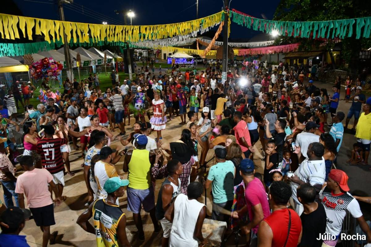 1º Agito de Carnaval em Leverger levou milhares de foliões para as ruas neste domingo (16)