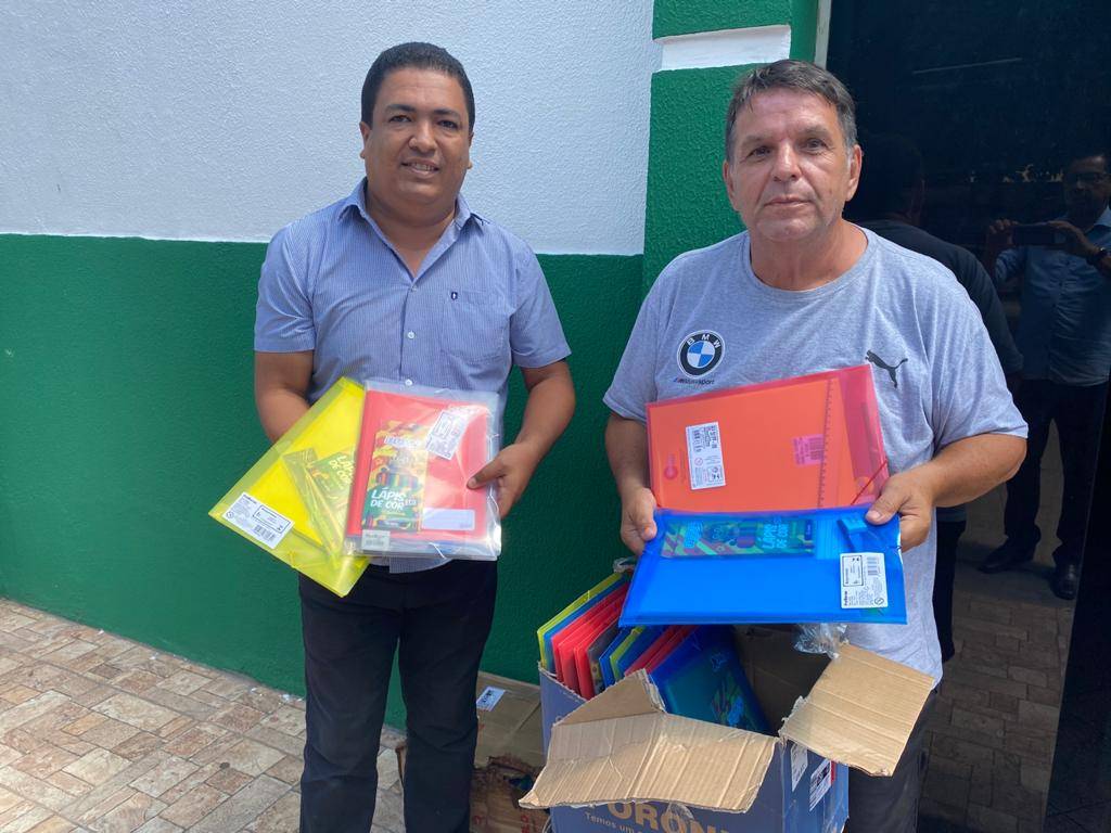 Vereador Rominho recebe Kits escolares que serão doados aos alunos da região de Mimoso