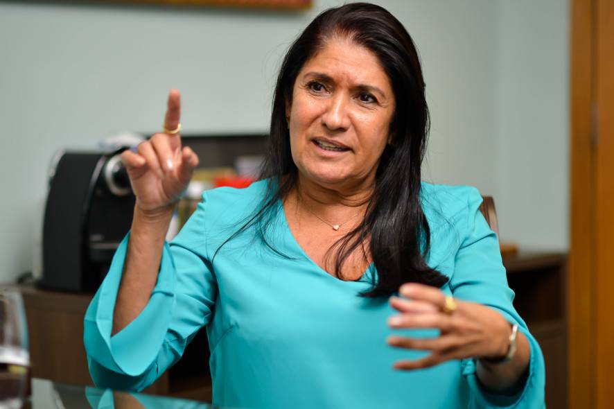Prefeita Thelma vai ao MPE contra jornalistas de canal de TV 