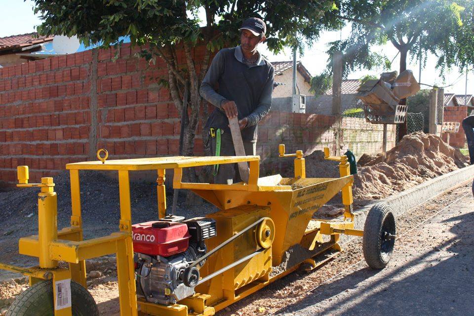 Prefeitura constrói meio-fio e sarjetas em ruas da Cohab Durval Thomaz