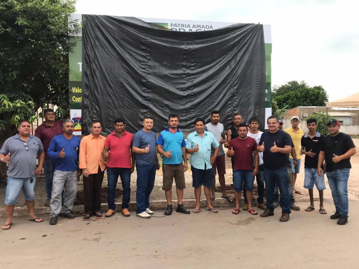 Prefeito Garrincha Mendes lança construção da praça municipal da cidade
