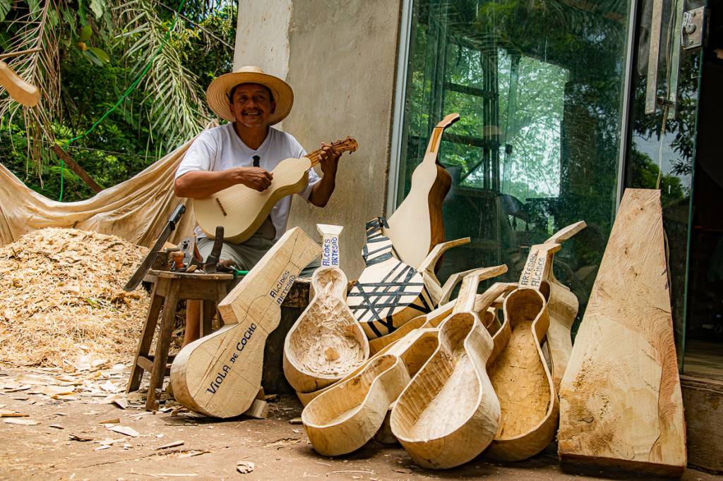 Artesão de Varginha mantém cultura viva e envia viola de cocho para o mundo todo