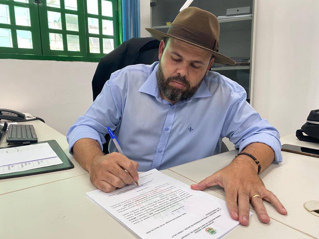 Dudu Moreira dispensa servidores e assina portaria facultando presença na Câmara Municipal 