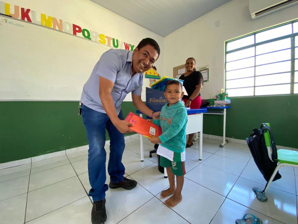 Vereador distribui Kit Escolar para escolas na região de Mimoso 
