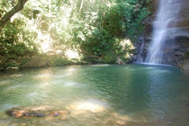 Turistas ignoram decreto e frequentam cachoeira em Chapada; Vídeo