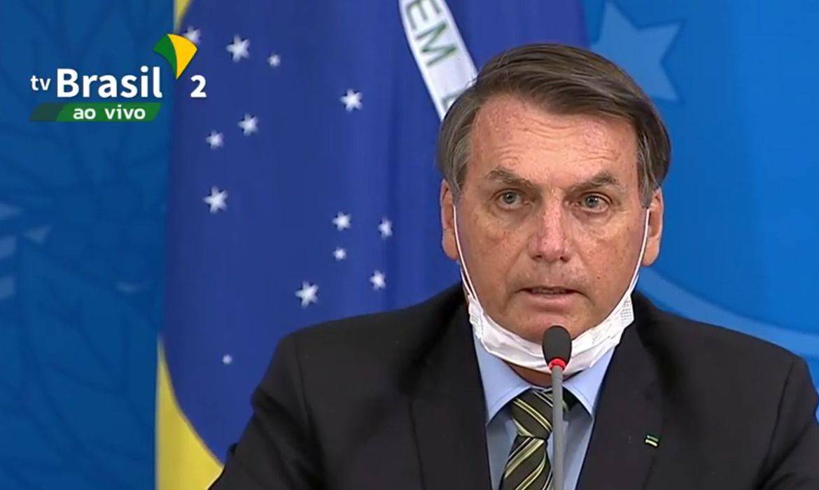 Bolsonaro inclui imprensa entre serviços que não devem parar no Brasil durante crise do coronavírus