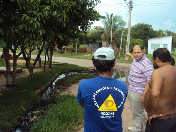 Moradores convocam a imprensa para reclamarem de esgoto