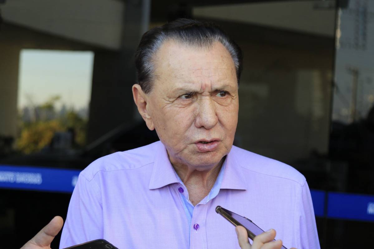 Deputado de 78 anos desobedece quarentena e é flagrado caminhando pelas ruas da capital