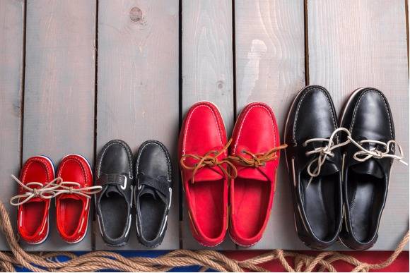 Especialistas alertam que o coronavírus pode sobreviver na sola dos sapatos por até 5 dias