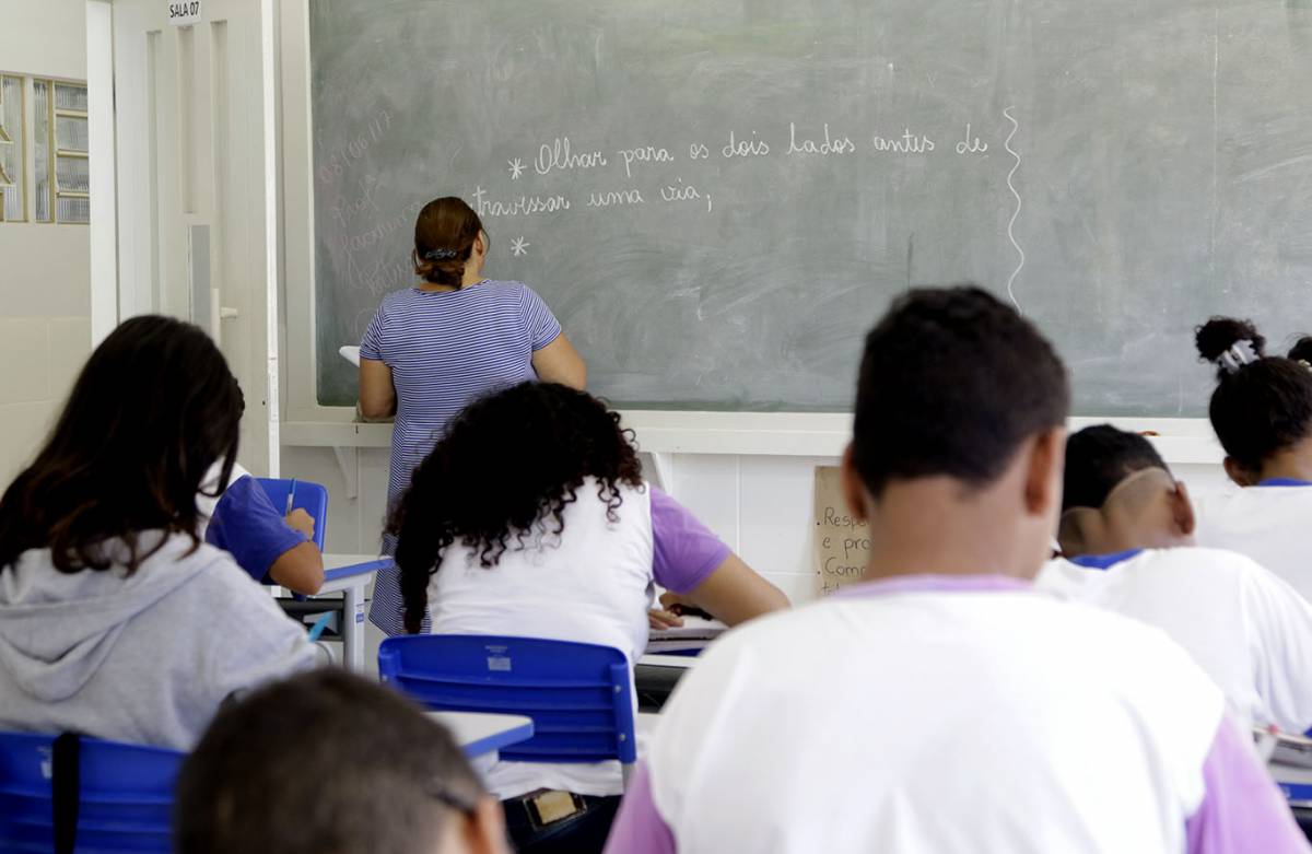 Governador suspende aulas até fim de abril e diz: segurem as crianças em casa