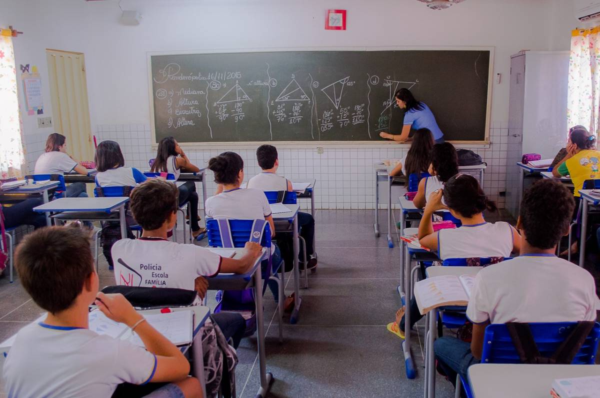 HORRORES DA PANDEMIA:Contratos suspensos deixam 10 mil professores sem salários
