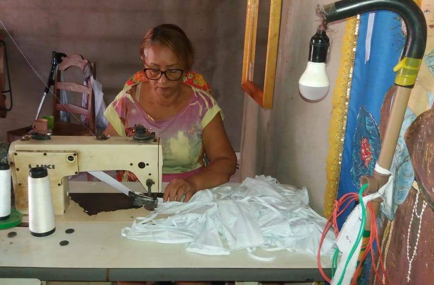 Costureiras saíram na frente confeccionando mais de 1.500 máscaras de tecidos que serão doadas para população