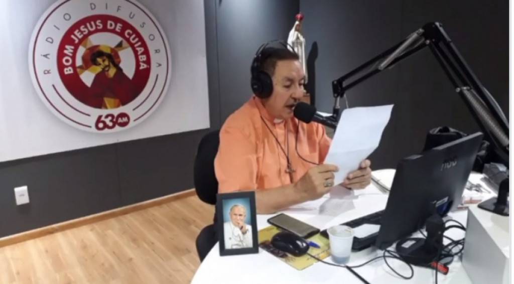 Ritos tradicionais são cancelados e missas serão por rádio e internet - programação