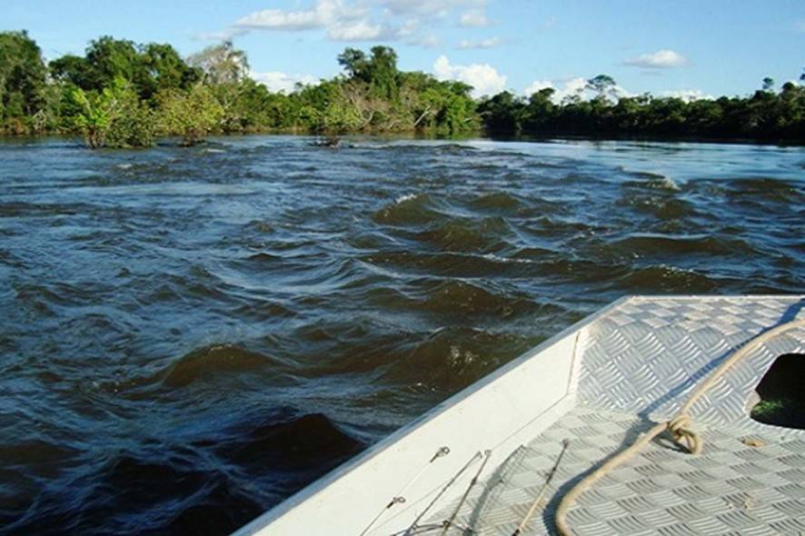 Embarcação vira e homem desaparece no rio Cuiabá