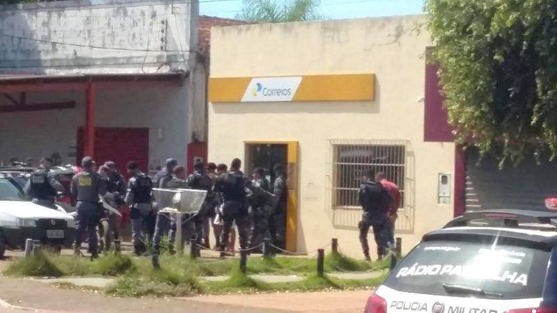 Criminosos fazem reféns durante tentativa de assalto em agência dos Correios em Livramento 