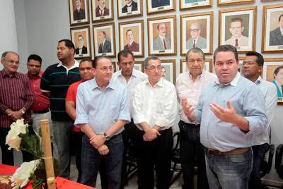 Secretário muda de partido e conduz 