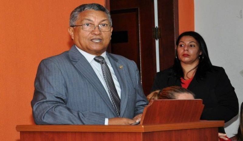 Ex-prefeito e servidores são investigados por suposta fraude em licitação