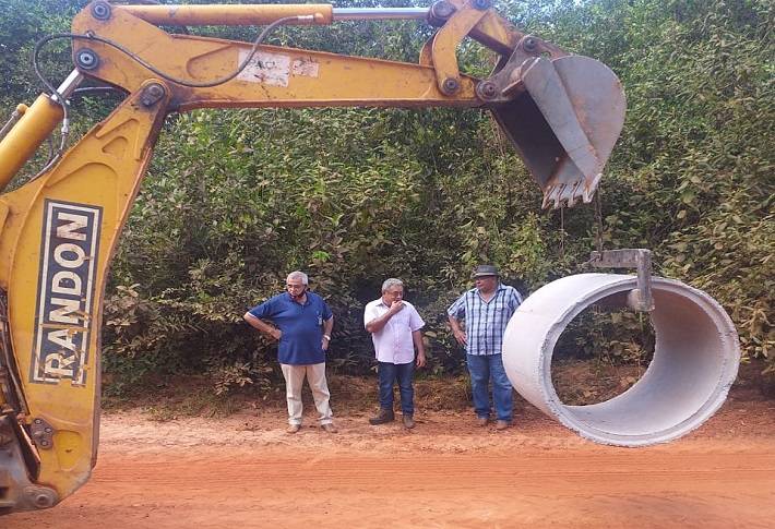 Durabilidade e segurança: Prefeitura substitui ponte de madeira por manilhas