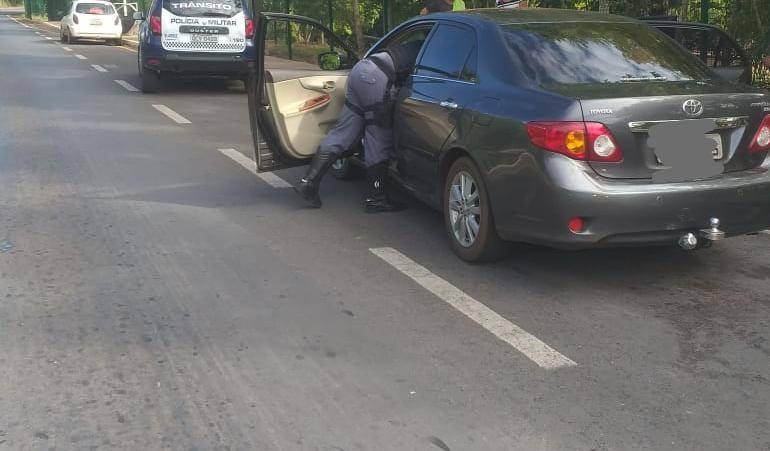 Batalhão de Trânsito prende casal com carro roubado de vítima em Alto Paraguai