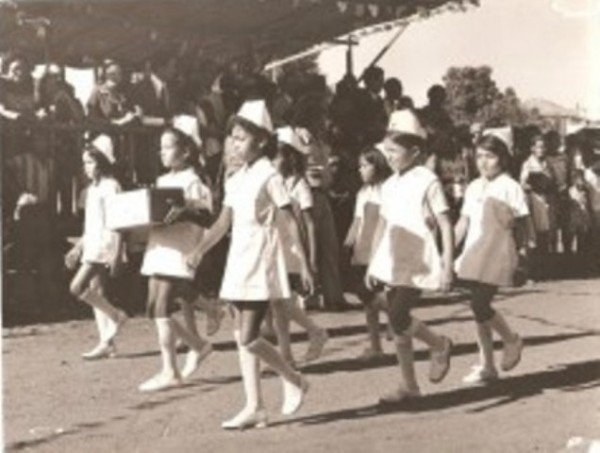 Alunas desfilam no aníversário de Santo Antônio - década de 70