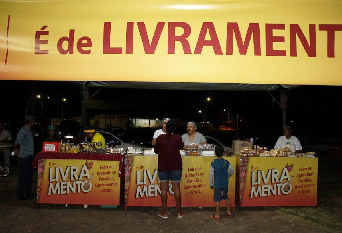 Feirantes vendem produtos por Whats e entregam em casa; saiba como pedir