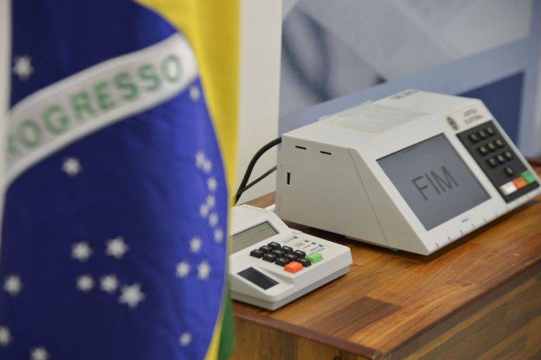 Câmara vota hoje PEC que adia eleições para novembro