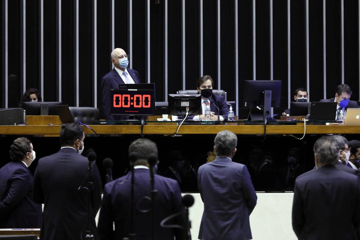 Câmara aprova em segundo turno PEC que adia eleições municipais para novembro   