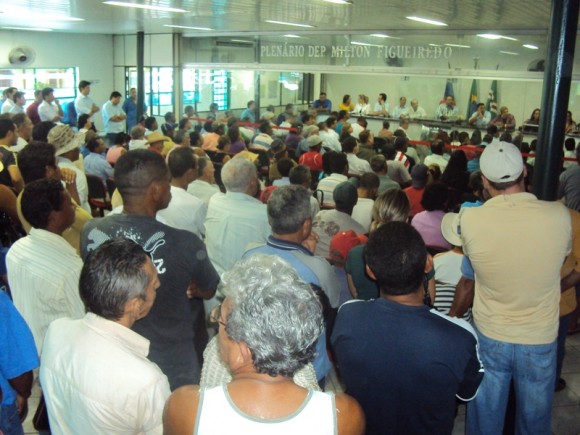 PROPRIETÁRIOS RIBEIRINHOS LOTAM A CÂMARA