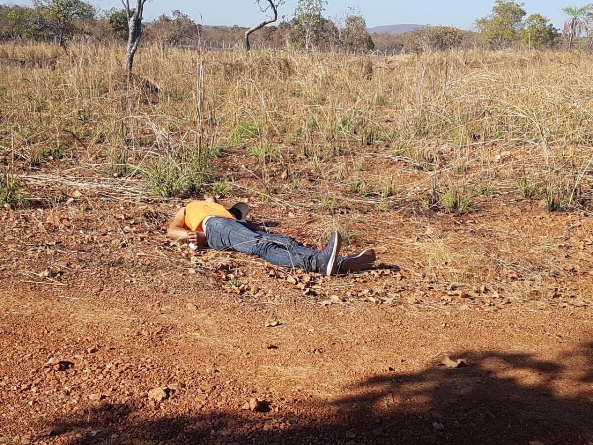 Homem é executado com três tiros no rosto e encontrado com mãos e pés amarrados