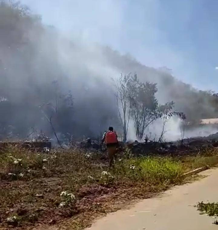 Barão arde chamas;  Moradores combatem incêndio com baldes de águas e pulverizador  