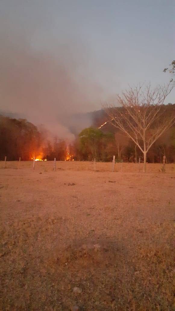 Sem água e com fogo aproximando de suas residências, moradores pedem socorro a prefeitura de Santo Antônio