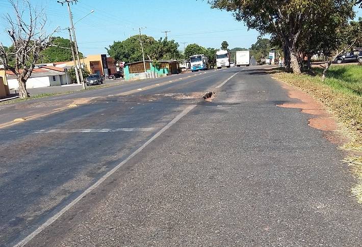 Motoristas evitam quebra-molas e põe vida de moradores em risco em Livramento