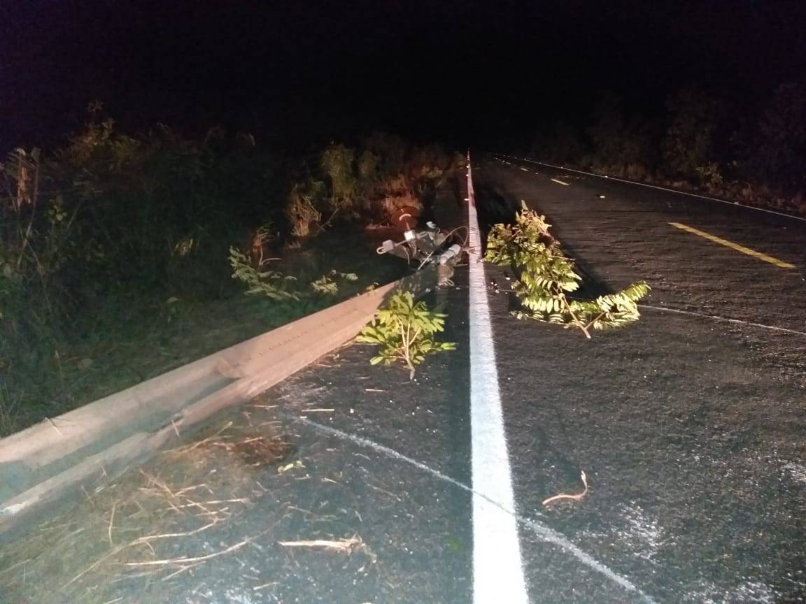 Motorista morre após veículo se chocar com poste de energia