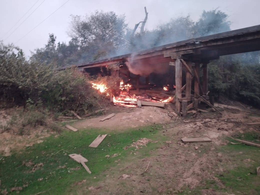 Incêndio destrói ponte na região de Capoeirinha