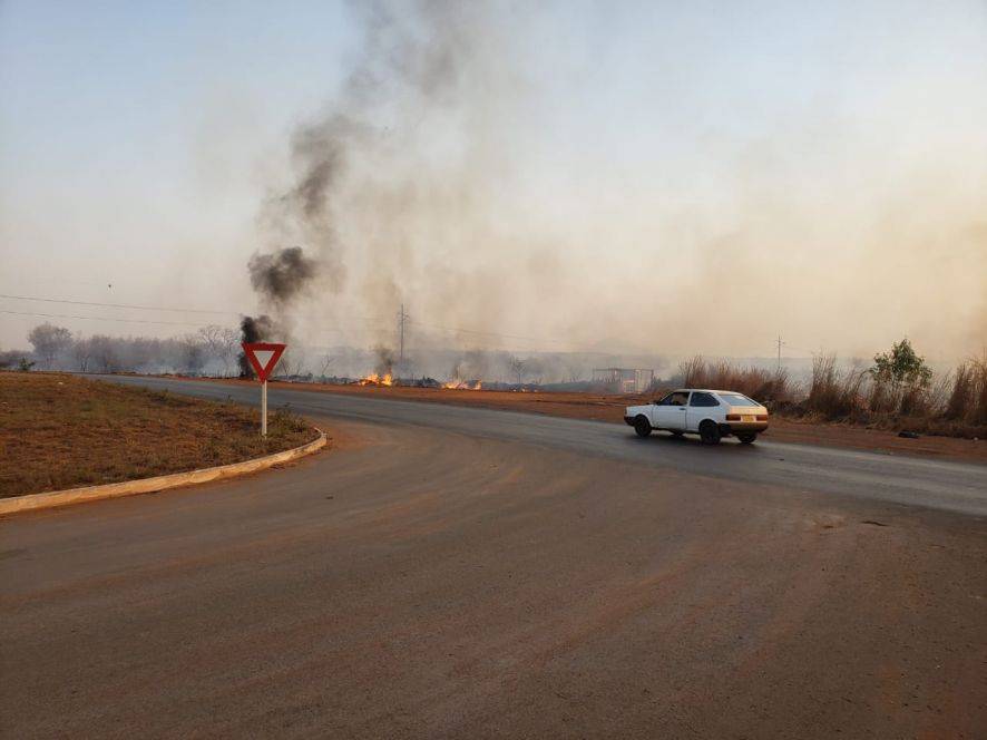 Queimada atinge margem da estrada que liga Cuiabá a Santo Antônio