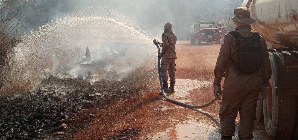 Defesa Civil Municipal combate fogo que devasta fauna e flora de Barão