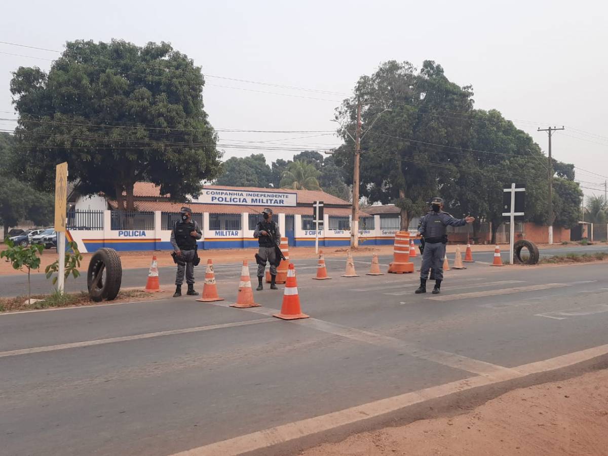 PM realiza operação bloqueio em Santo Antônio de Leverger