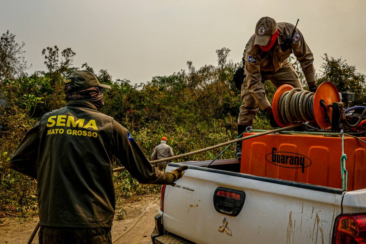 Bombeiros fazem teste com uso de retardantes para combater incêndios no Pantanal