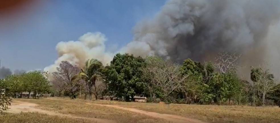 Incêndio obriga Funai a retirar indígenas às pressas de aldeias 