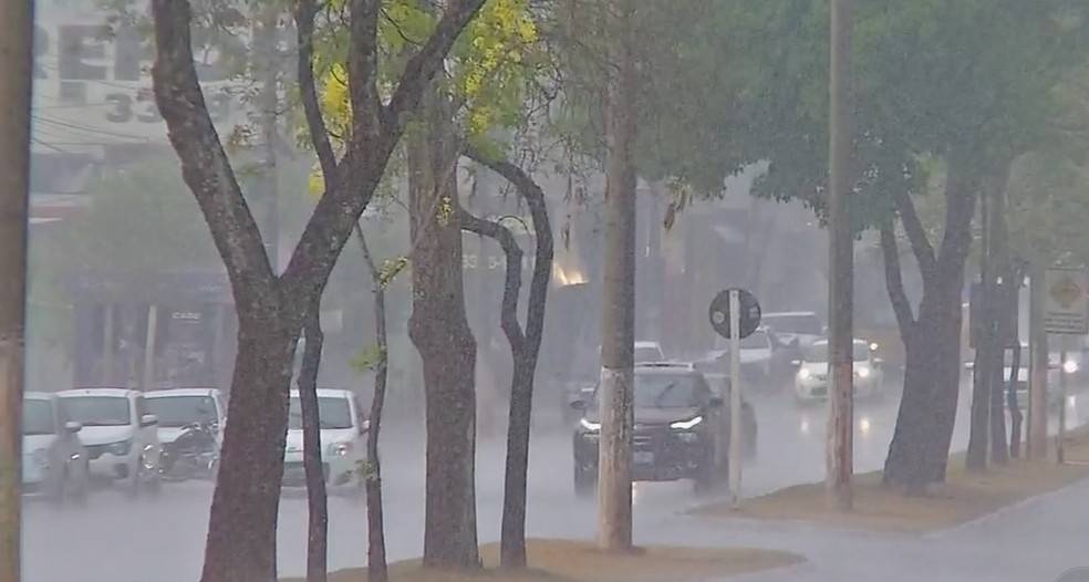 Após 4 meses de estiagem, Cuiabá amanhece com chuva neste domingo