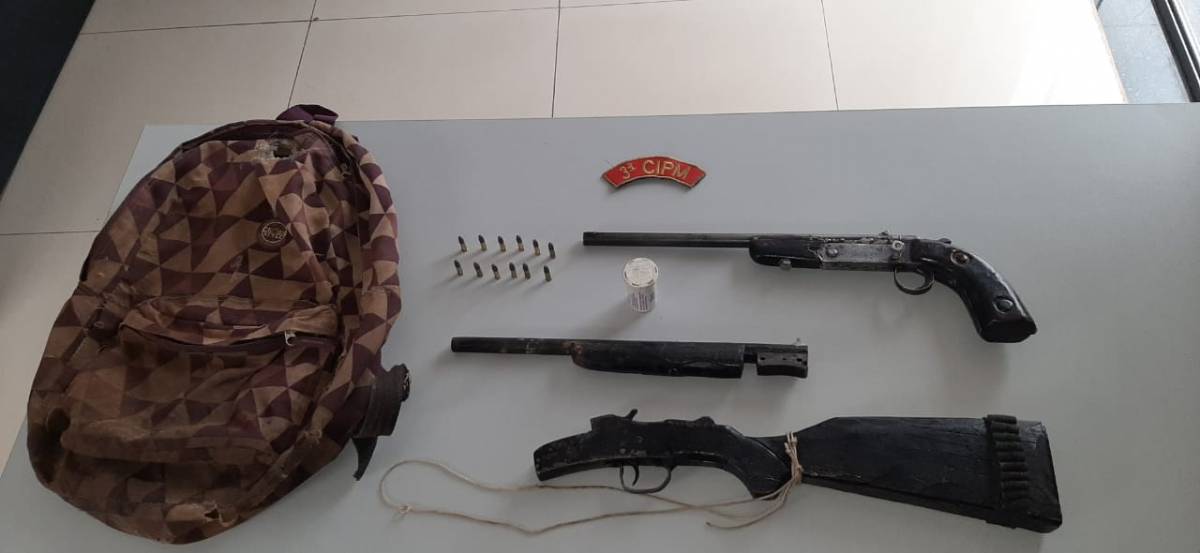 Dois homens abandonam mochila com espingardas, após avistarem guarnição da PM em Barão de Melgaço