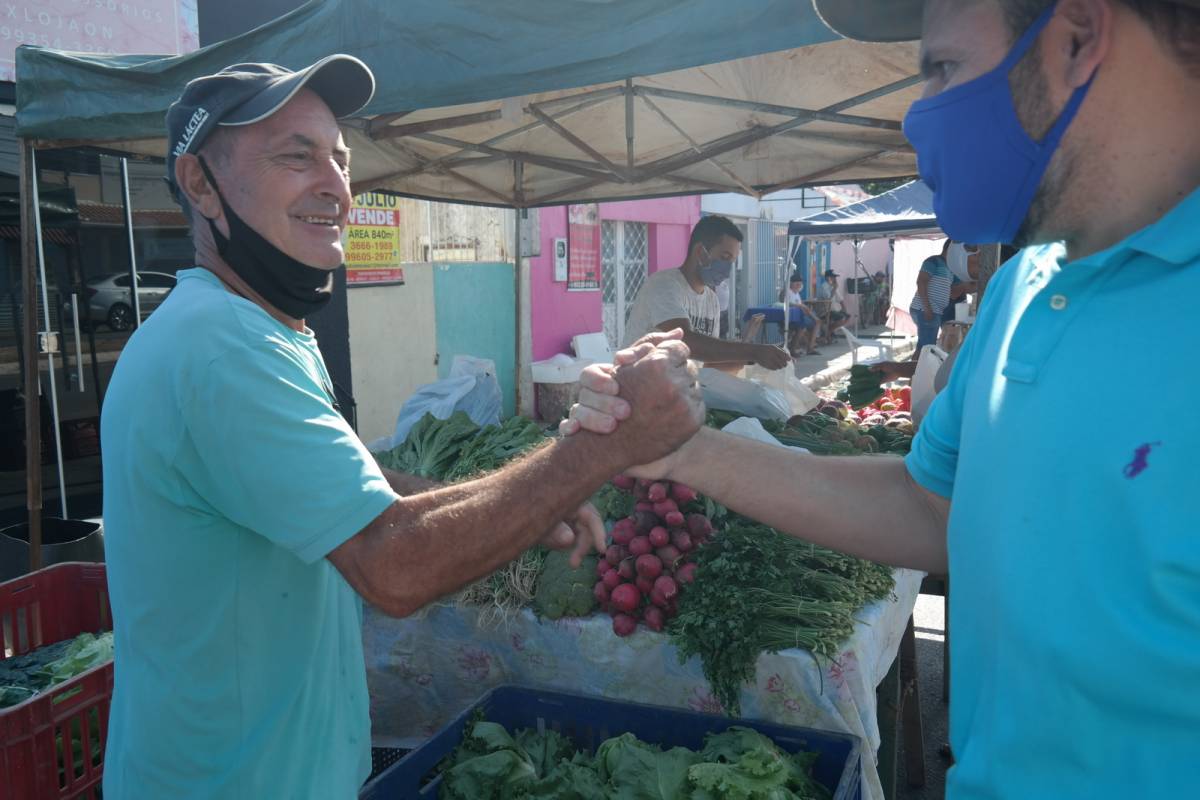 Primeiro dia de campanha de Dudu e Marcelo começa com visita à Feira e reunião com moradores de Praia do Poço 