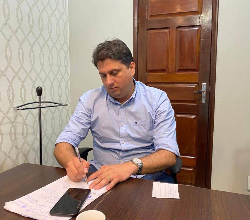 Alvo de operação, prefeito deve explicar dispensa de licitações para gasto da Covid
