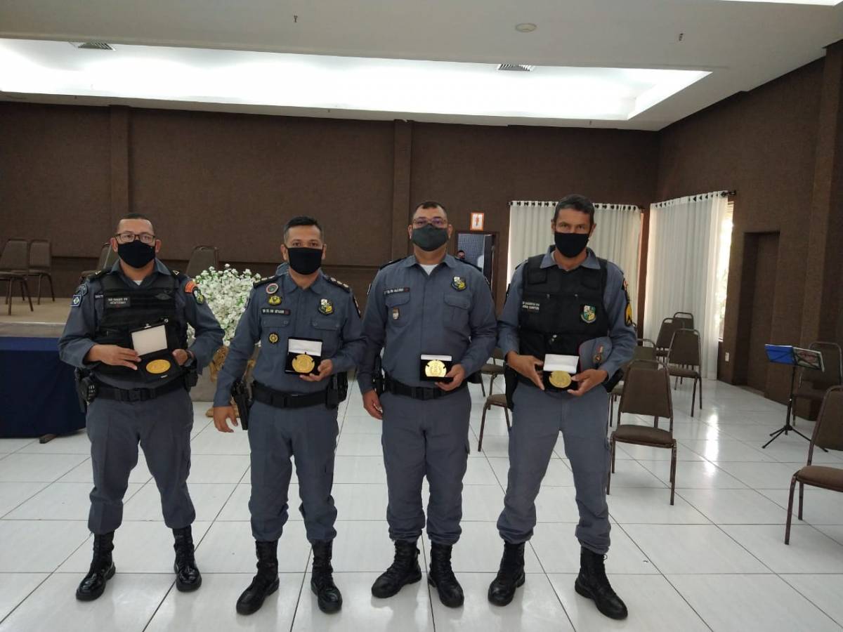 Policiais da 3° CIPM de Santo Antônio de Leverger recebem medalha pelo serviços prestado ao Comando regional 1