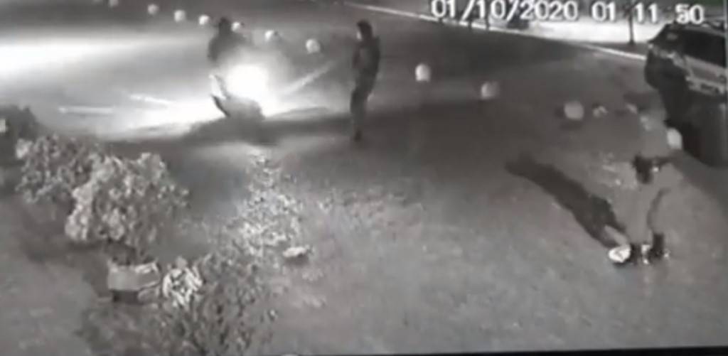 Vídeo mostra momento em que policial militar armado aborda rapaz em Chapada