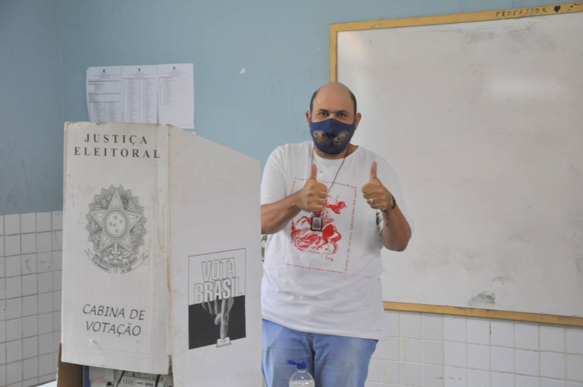 Após votar Dudu Moreira acena para assessores e a imprensa