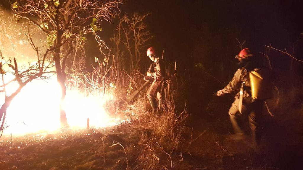 Morro de Santo Antônio arde em chamas; jovens estavam soltando foguetes