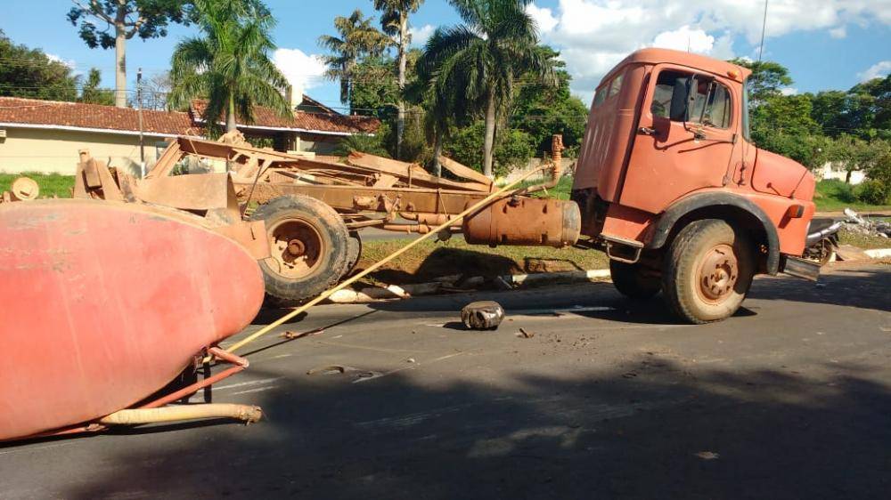 Caminhão carregando água para construção tomba na rodovia de entrada da cidade 