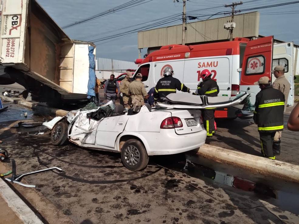 Caminhão tomba, esmaga carro e moto e três pessoas ficam feridas; Veja Video
